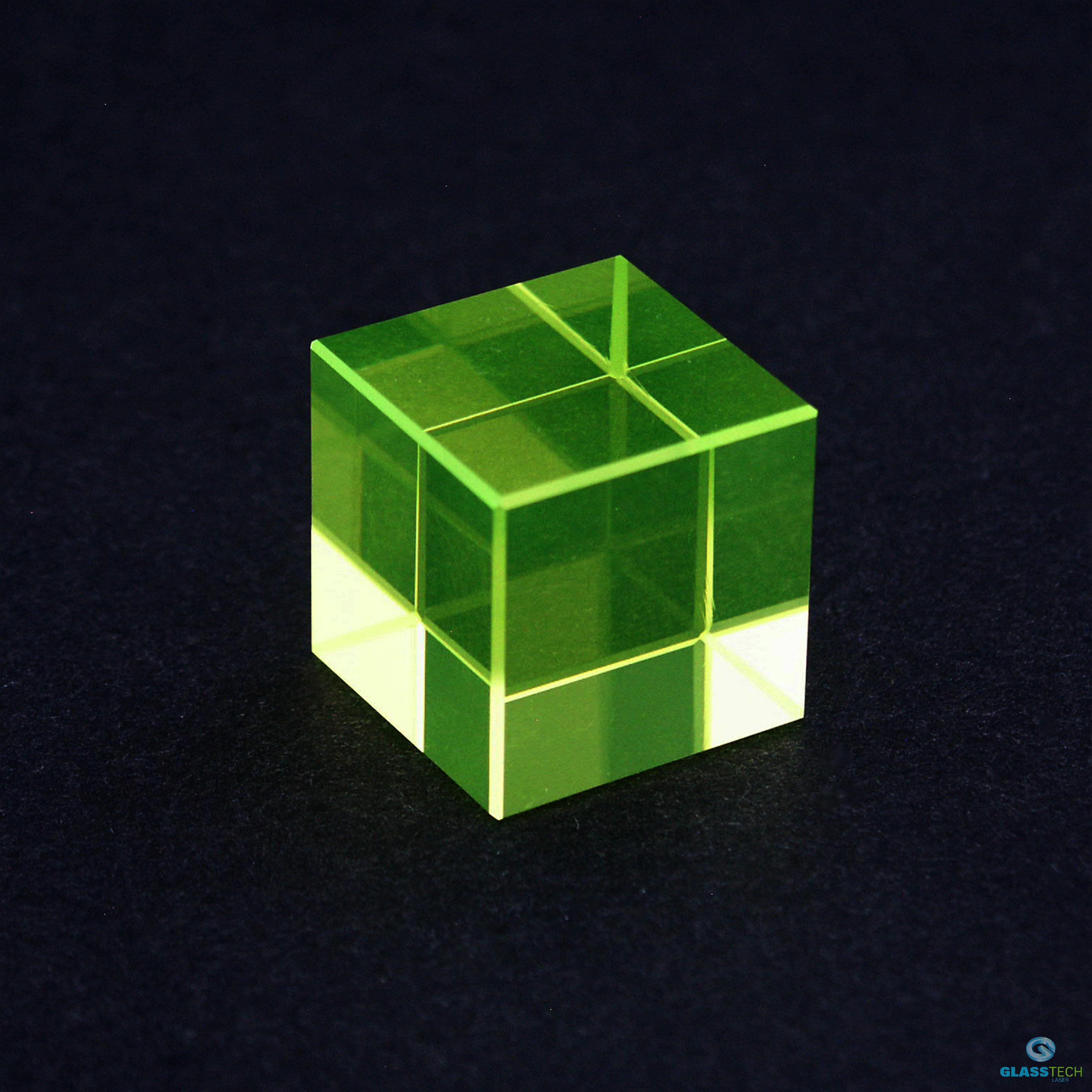Kostka z uranového skla svítící pod UV paprsky - 25x25x25x mm